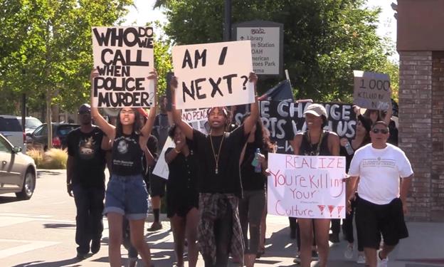 Marchers held signs and chanted, “Black lives matter!” and “No justice, no peace!” [Photo by LUIS MEZA]